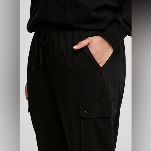 Torrid Relaxed Fit Jogger High-Rise Cargo Pocket Black Pant size 3 - Picture 2 of 8